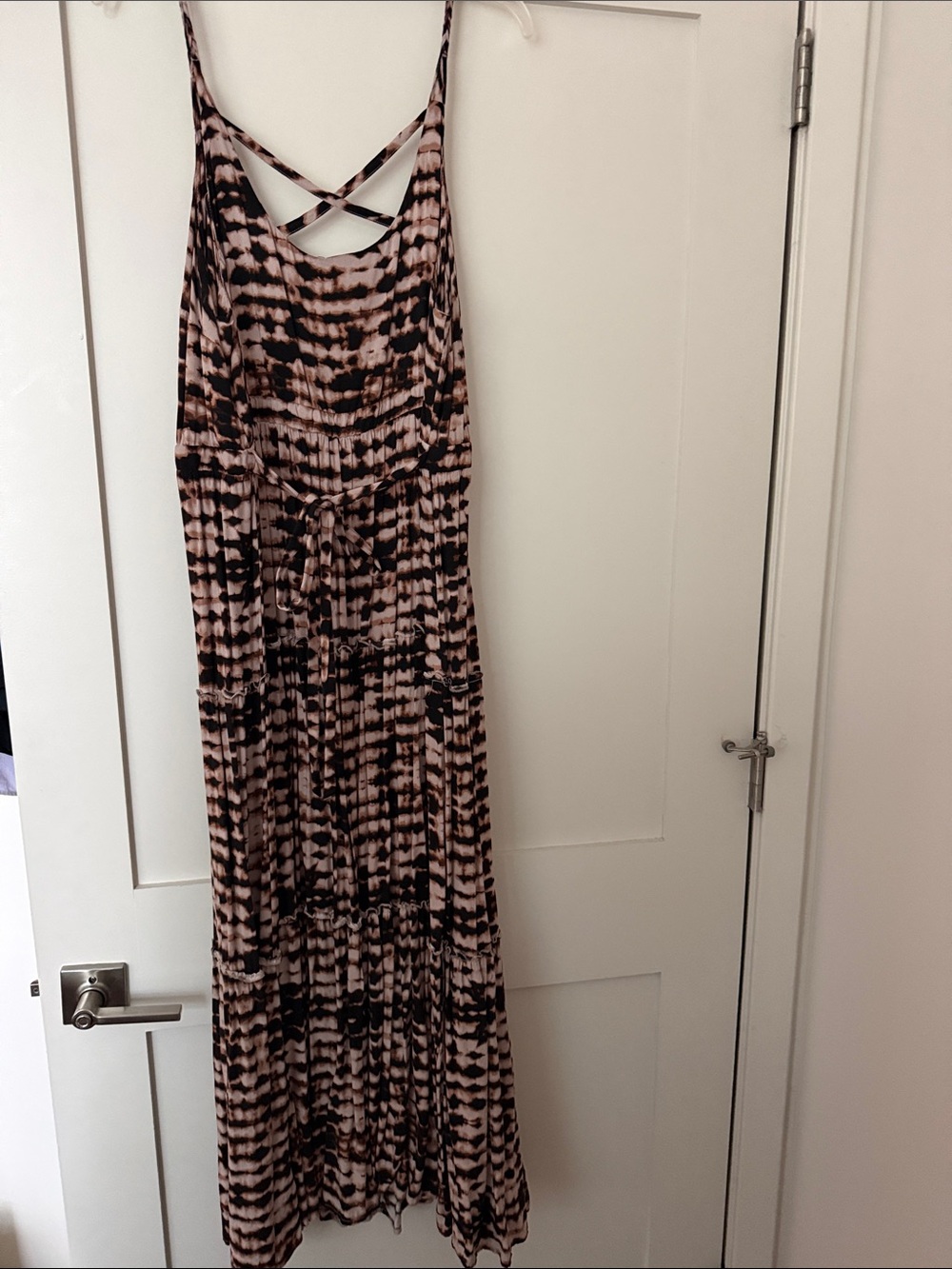 Torrid. Size 2X. Black & Blush Tie-Dye Crisscross Strap Maxi Dress - Picture 4 of 5